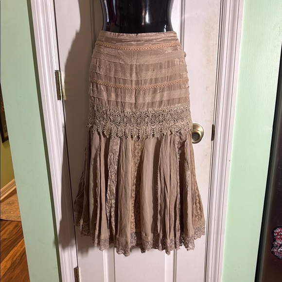 Lucky & Coco Tan/Taupe Lace Trimmed Boho Gypsy Twirl Y2K Midi Skirt Size 12 - Picture 1 of 8